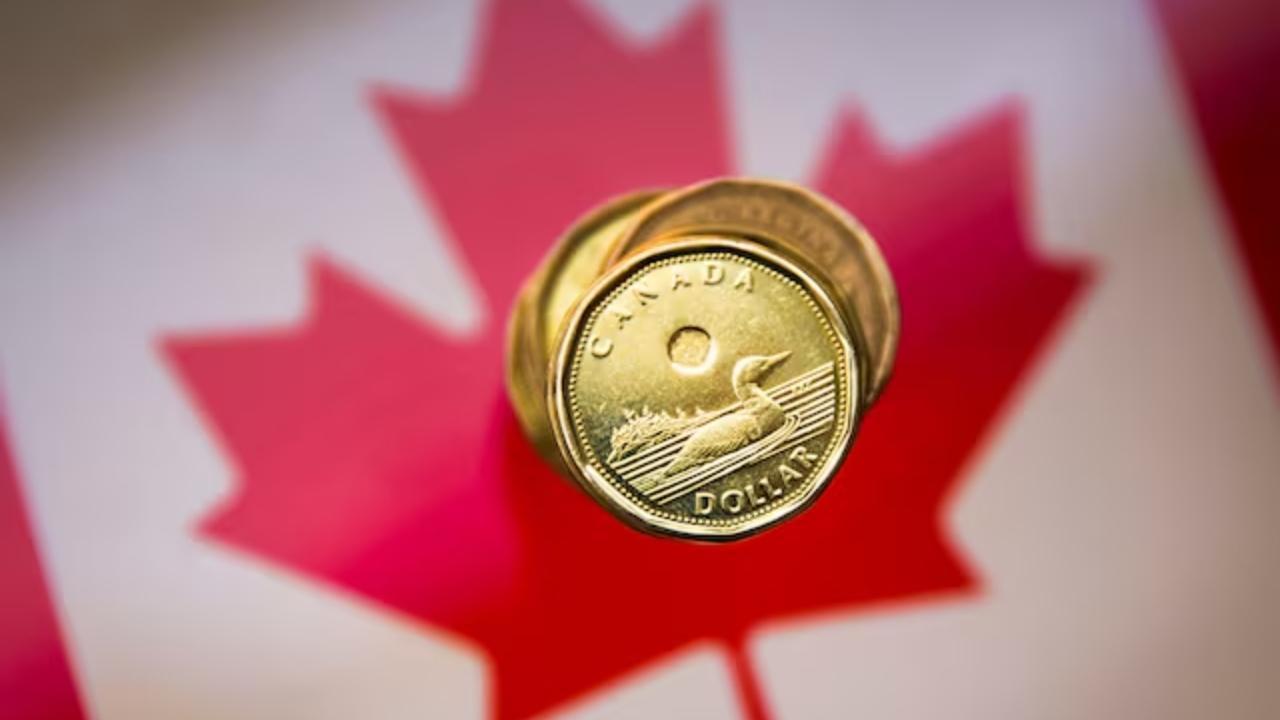 Canadian Dollar Pares Weekly Gain Amid Services Downturn