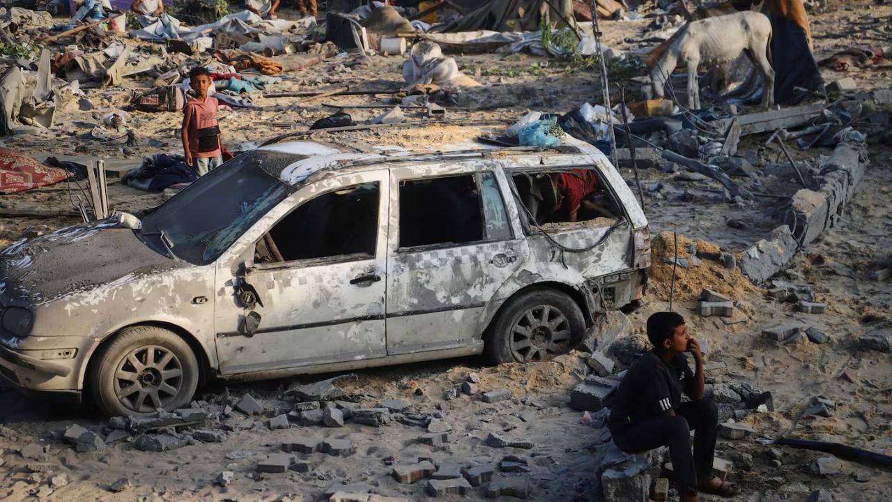 Russia kills civilians in Ukraine as Kremlin defies Trump threats