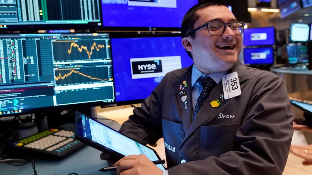 TSX hits record high as Canada fast-tracks big projects
