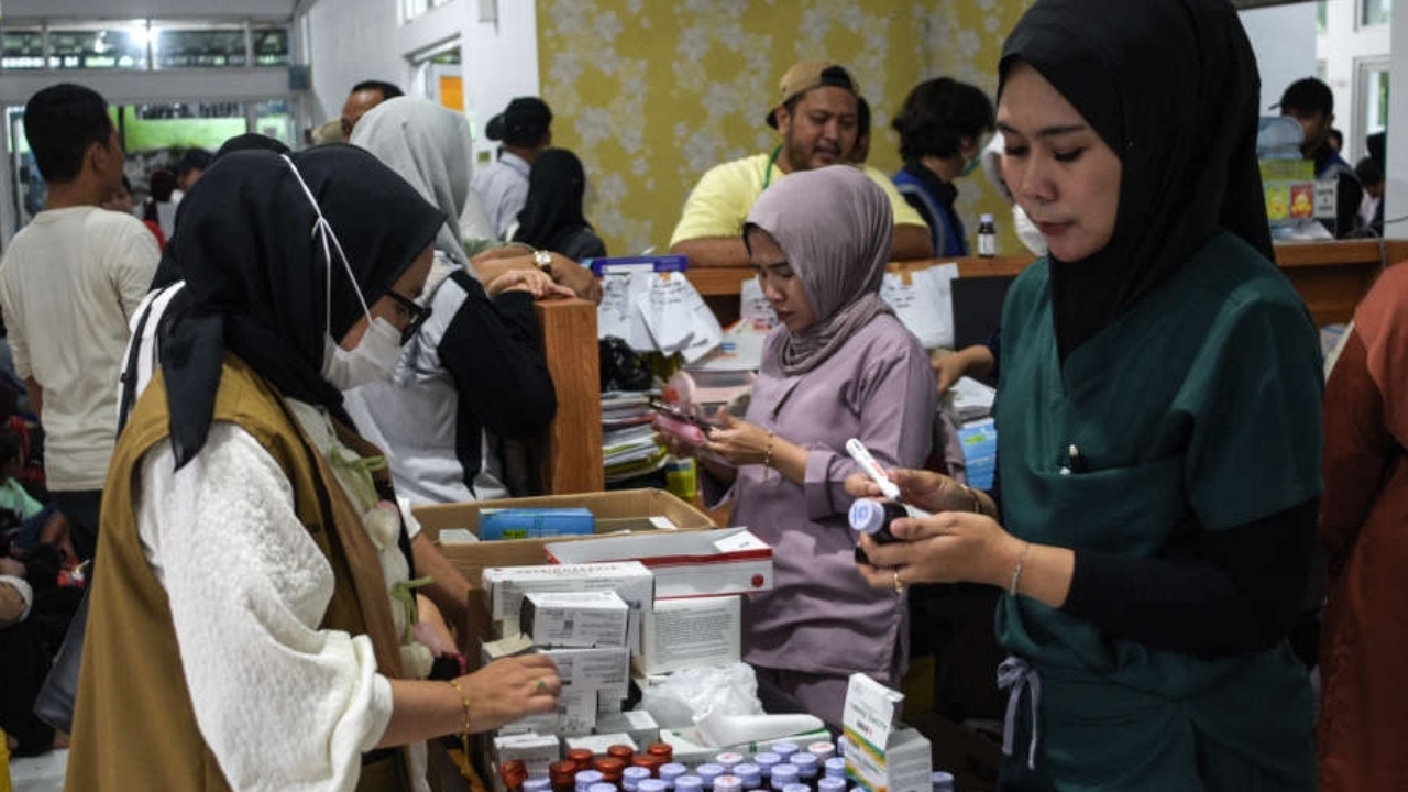 Over 1,000 Indonesians Fall Ill After Eating School Meals