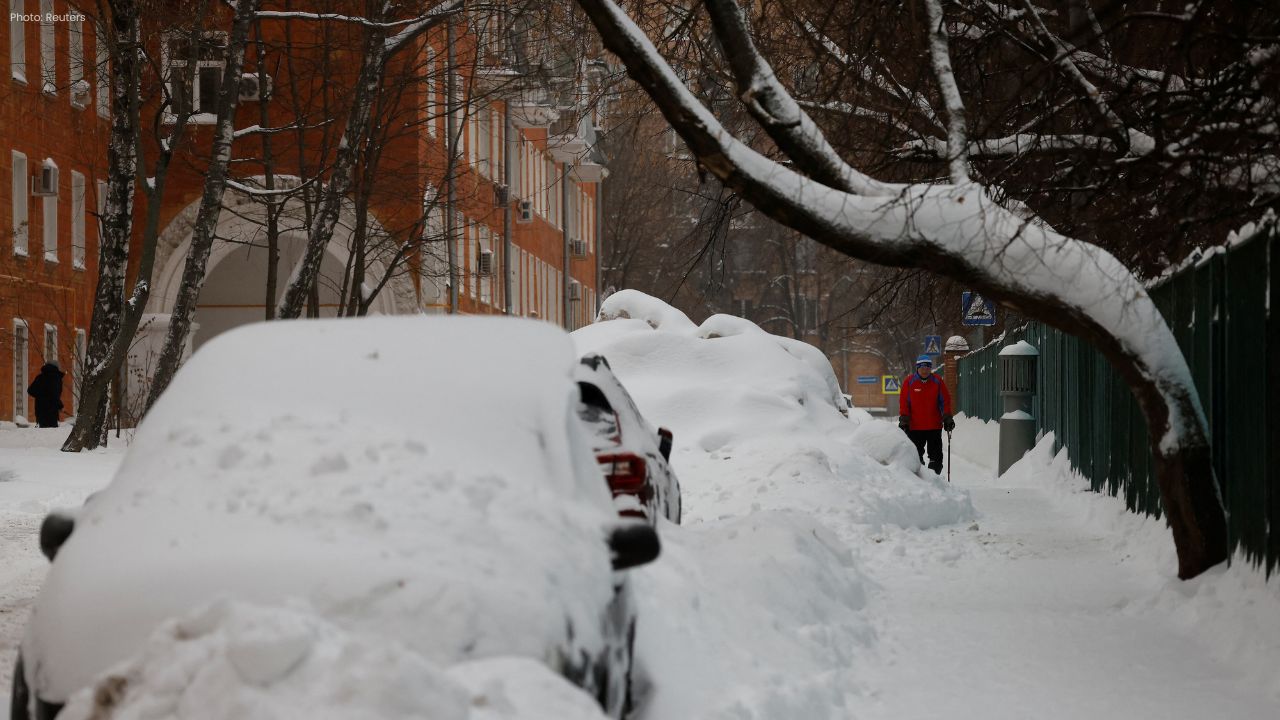 Heavy Snowstorm Hits Northern Manitoba Topples Trees Cuts Power