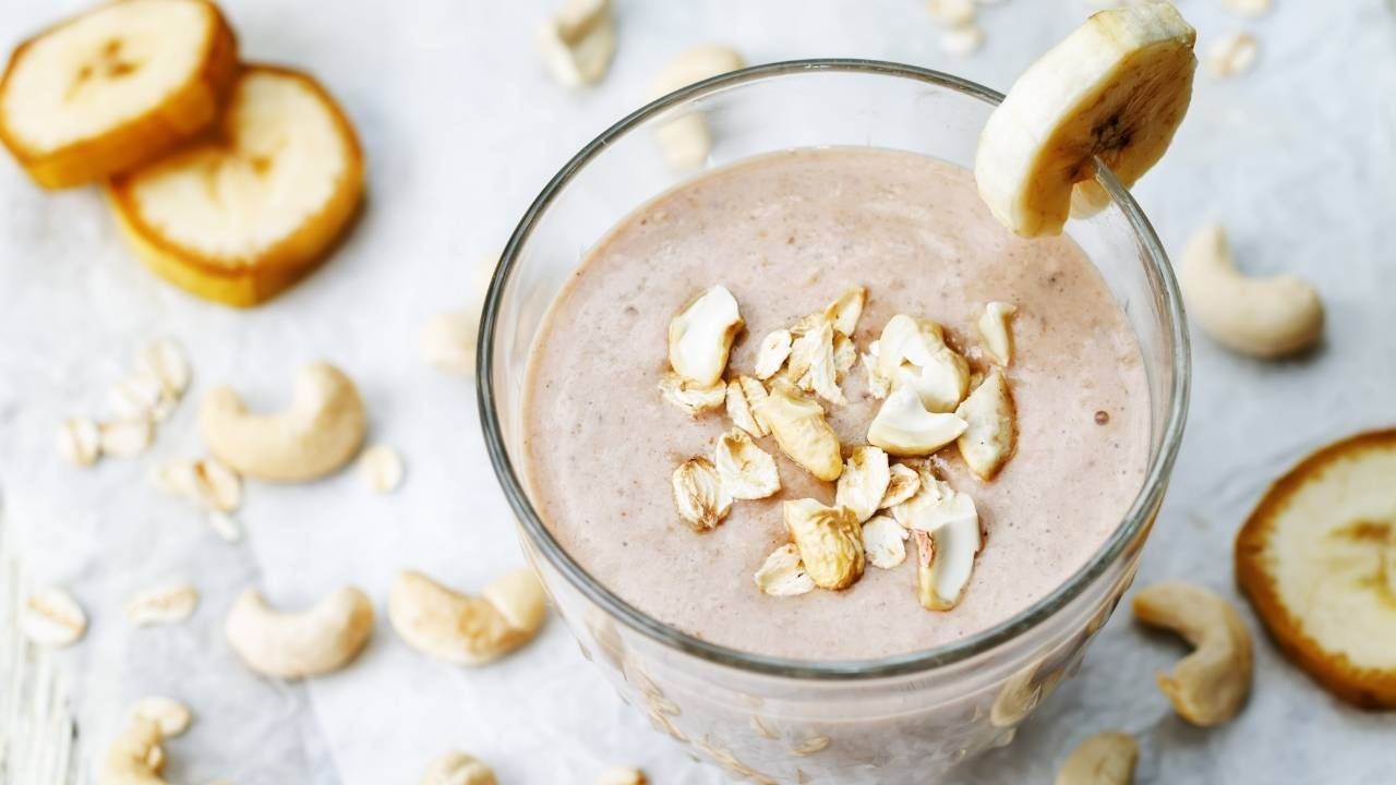 Date and Oats Smoothie — A Nourishing, Weight-Friendly Recipe