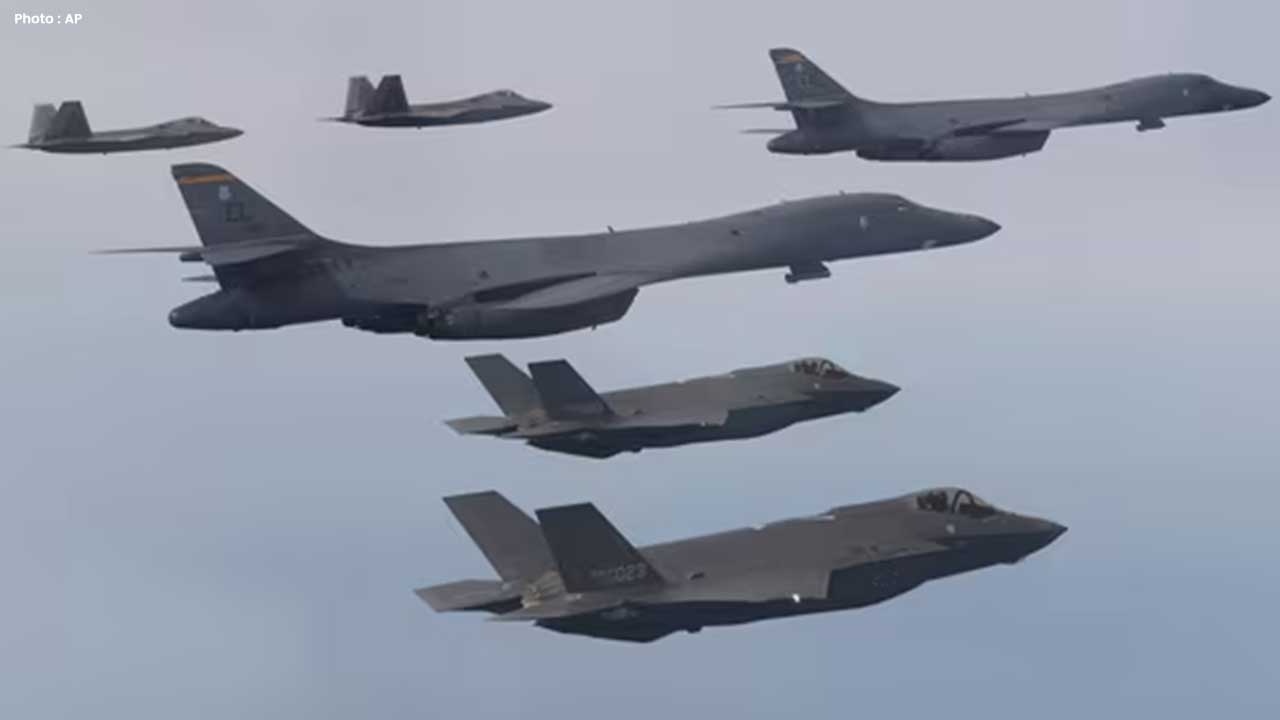 Tensions Rise as US B-52 Bombers Patrol Near Venezuela