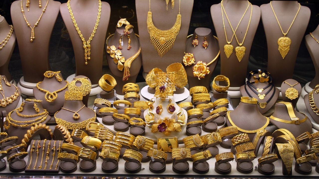 Gold Prices Retreat Amid Strong U.S. Job Growth