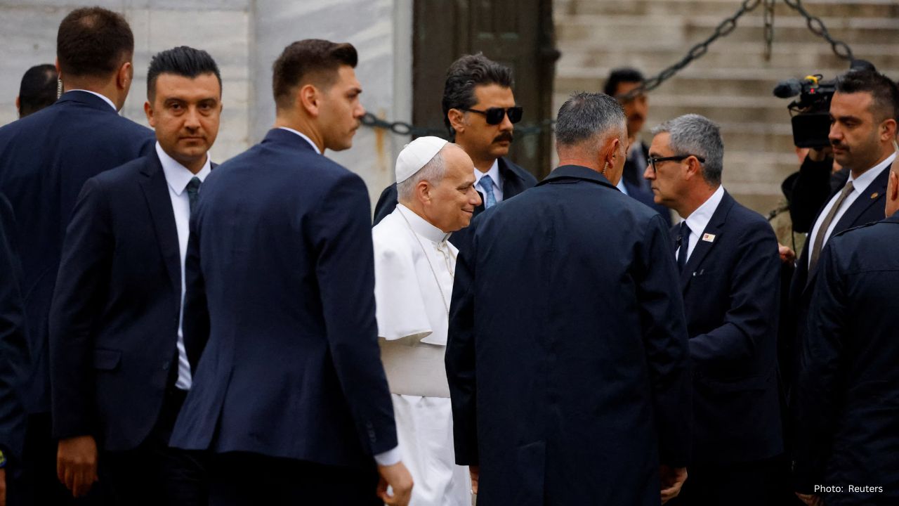 Pope Leo's Respectful Visit to Istanbul's Blue Mosque