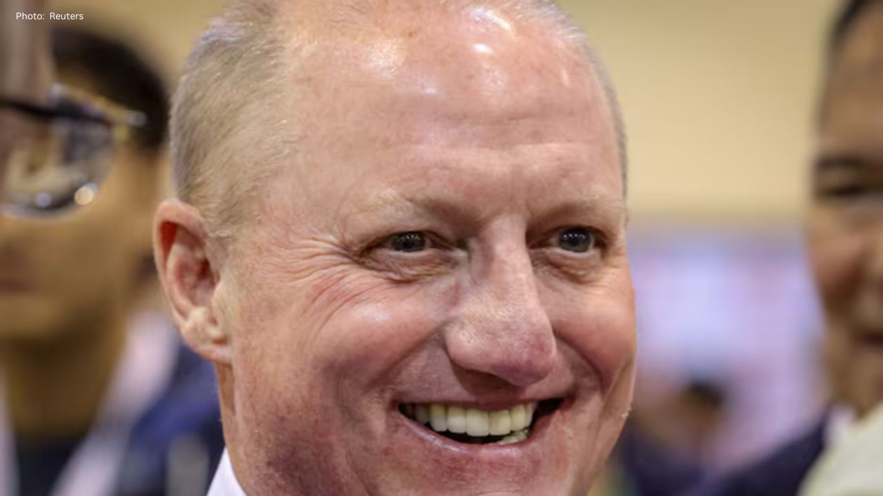 Berkshire Hathaway's Leadership Shift: Buffett Passes the Baton to Abel