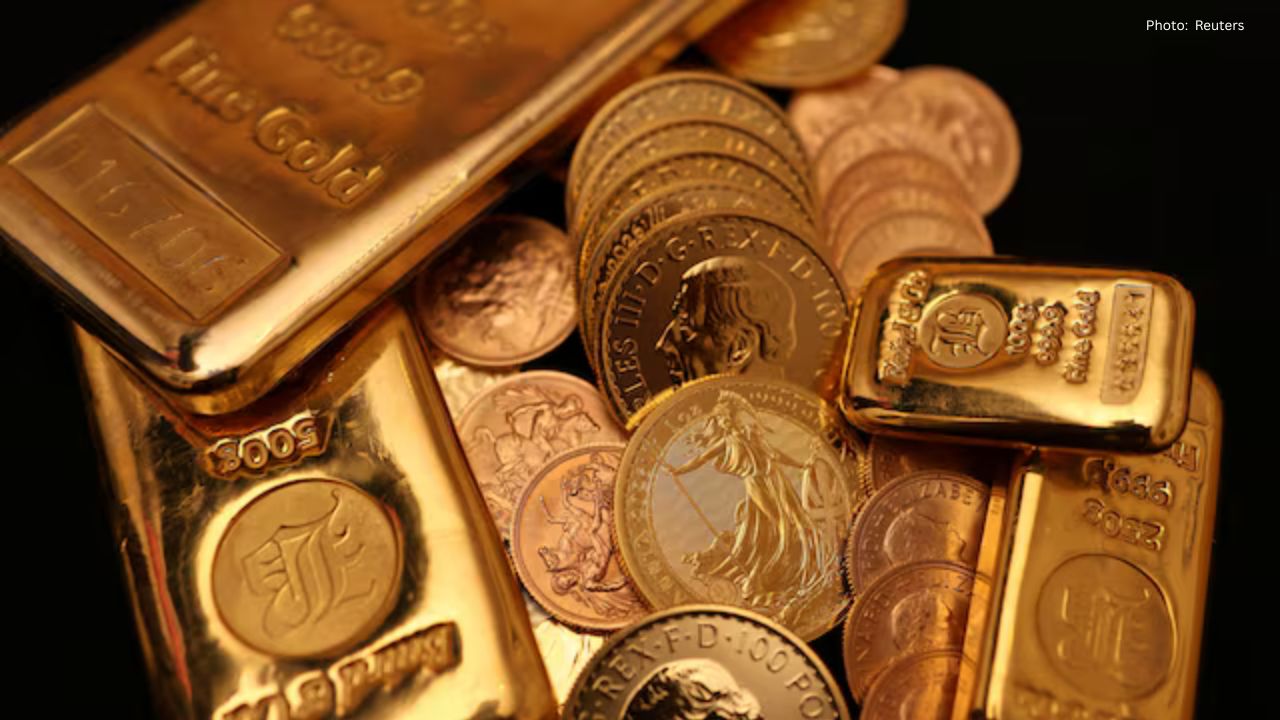 Gold Prices Dip as Investors Anticipate Significant U.S. Jobs Figures