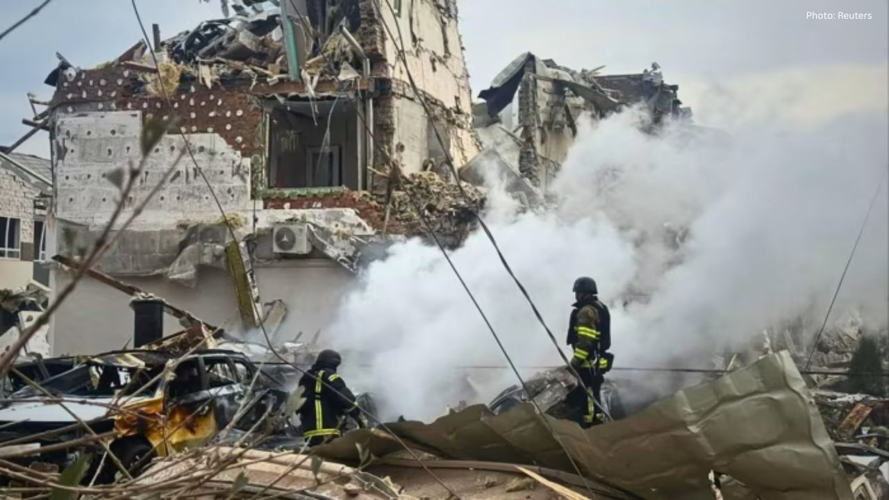 Ukraine Endures Fresh Russian Strikes as Zelenskiy Readies for Trump Talks