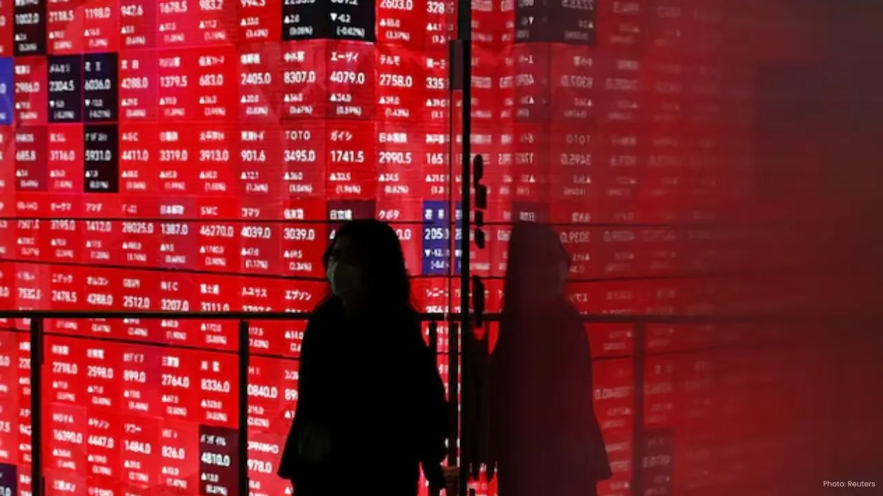 Asian Stock Markets Climb as Dollar Weakens, Silver Surges Past $80 on Rate Cut Speculations