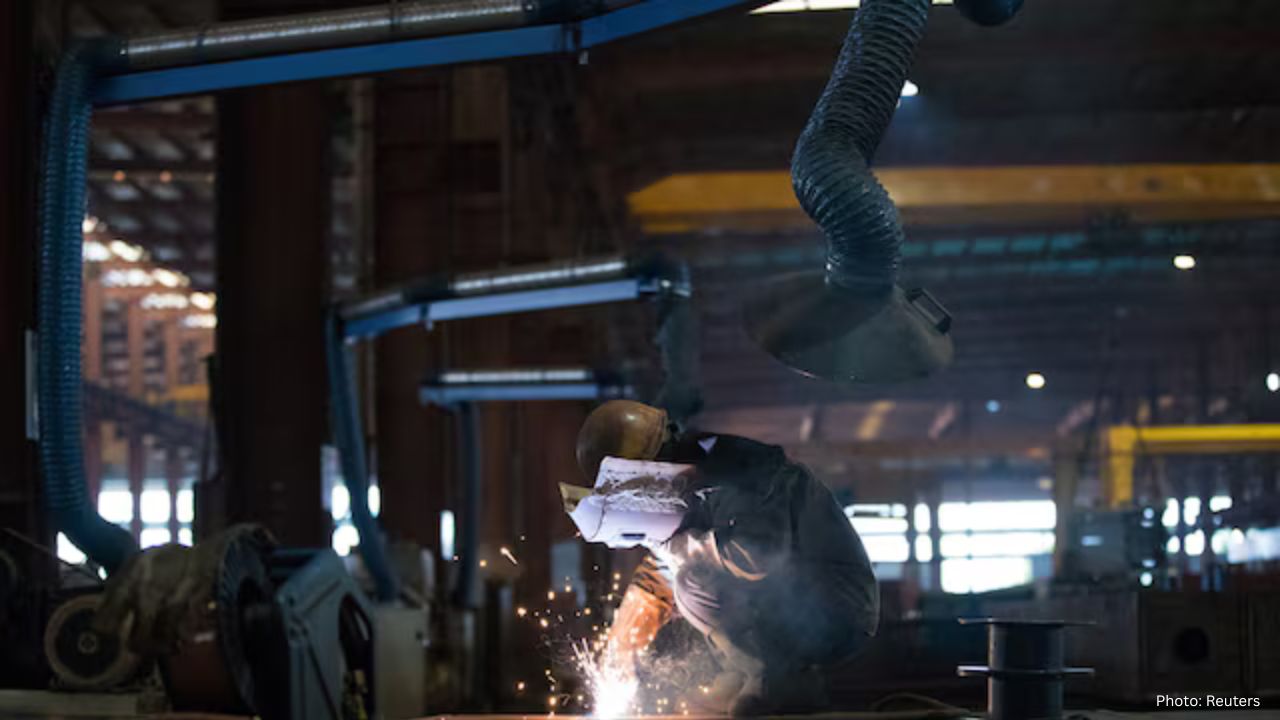 China's Manufacturing Sector Sees Temporary Resurgence Amid Holiday Demand