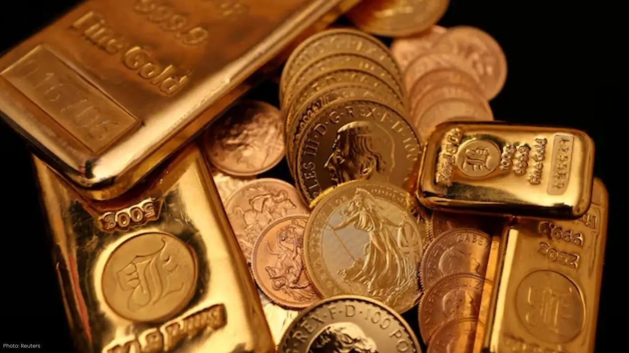 Gold Prices Decline Amid Strong Dollar and Futures Adjustments