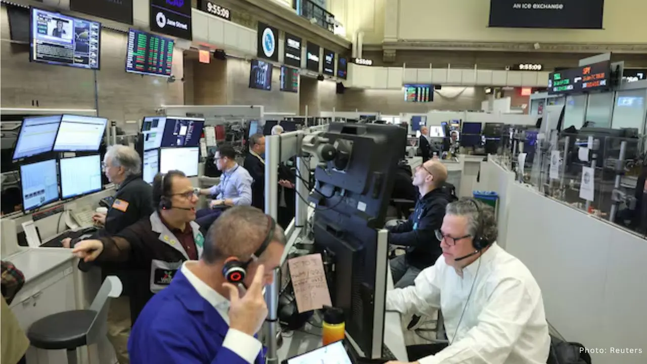 US Stock Futures Steady as Investors Await Job Data and Court Ruling on Tariffs