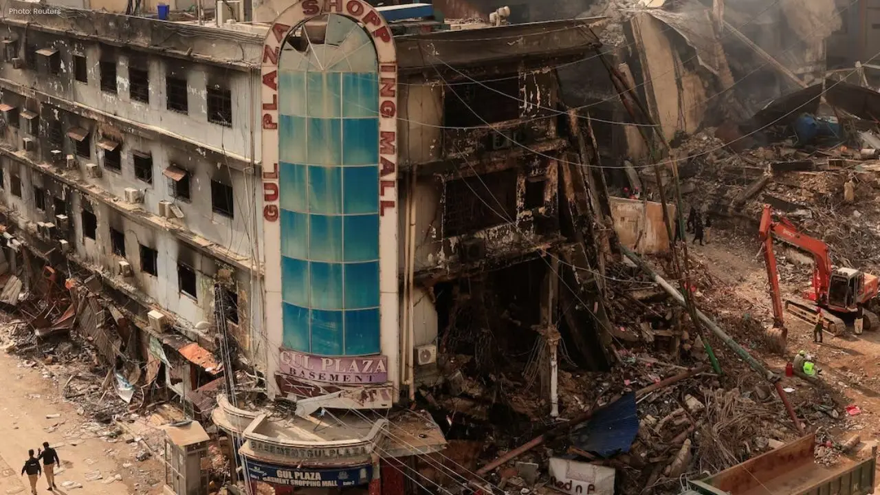 Chaos Erupts as Fire Engulfs Karachi Mall